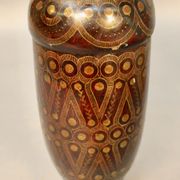 Vase en bois tourné incrustation laiton oriental