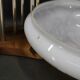 Lampe de table contemporaine en bois avec abat-jour en verre