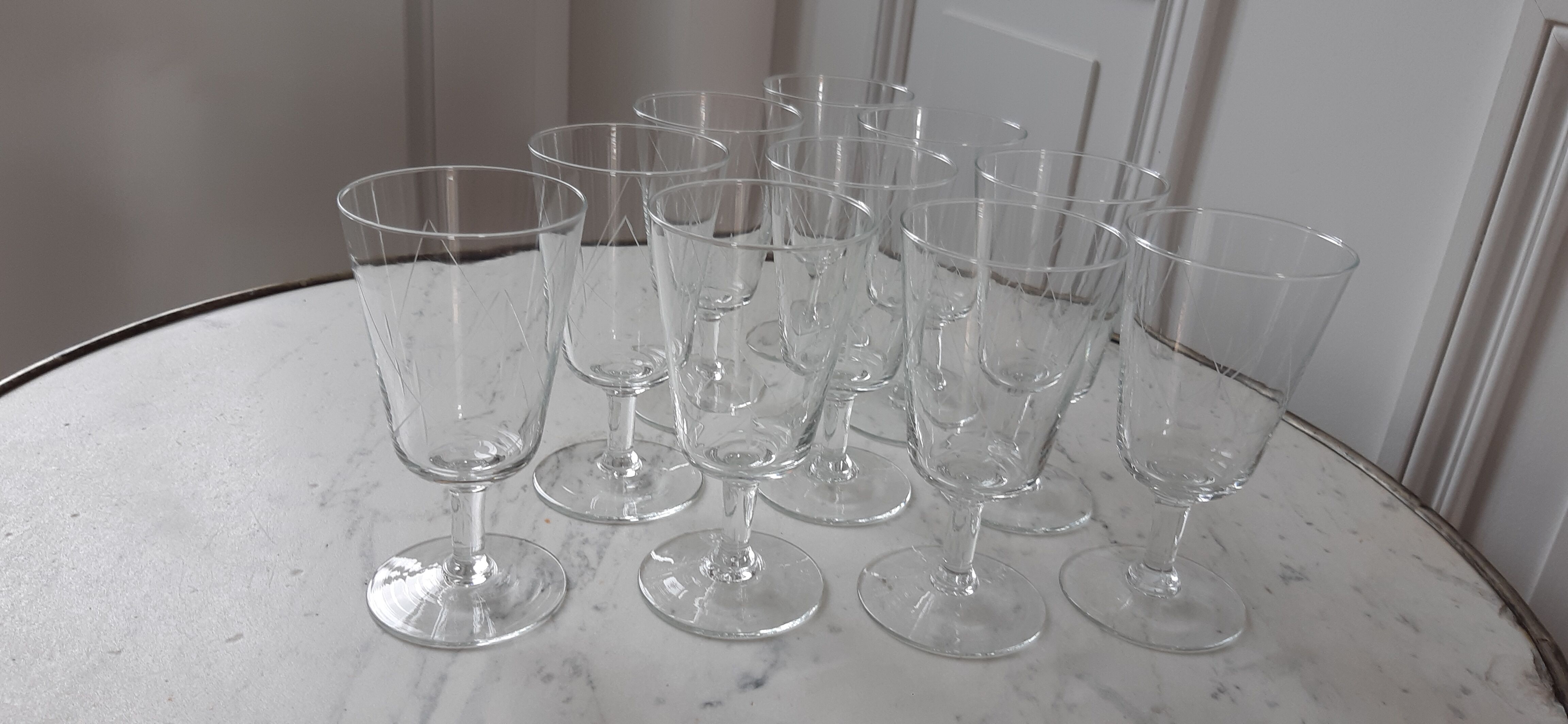Lot de 10 verres à vin / eau gravés années 50