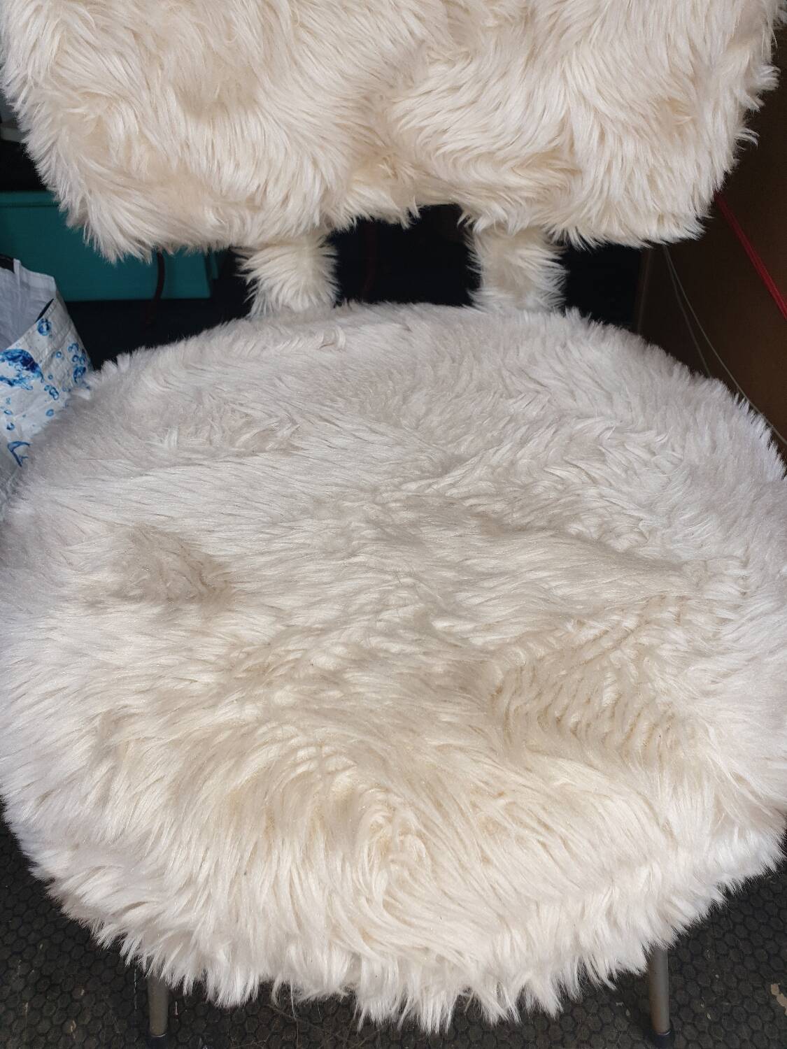 Chaise moumoute seventies blanc