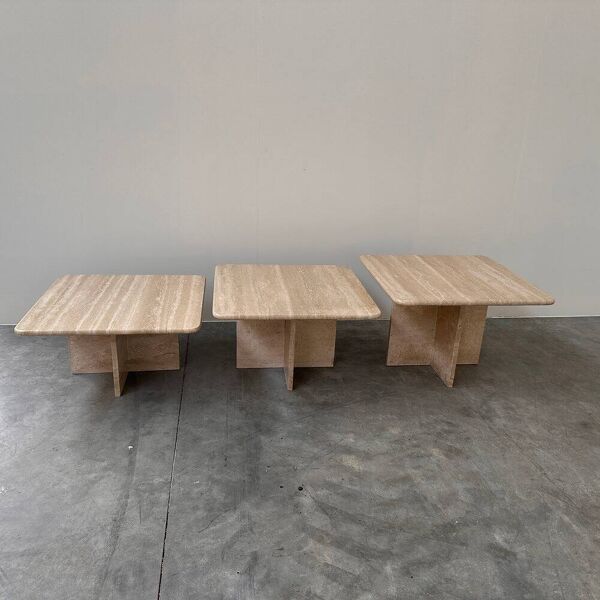Ensemble de trois tables gigognes / tables d'appoint en travertin italien, années 1970-1980.