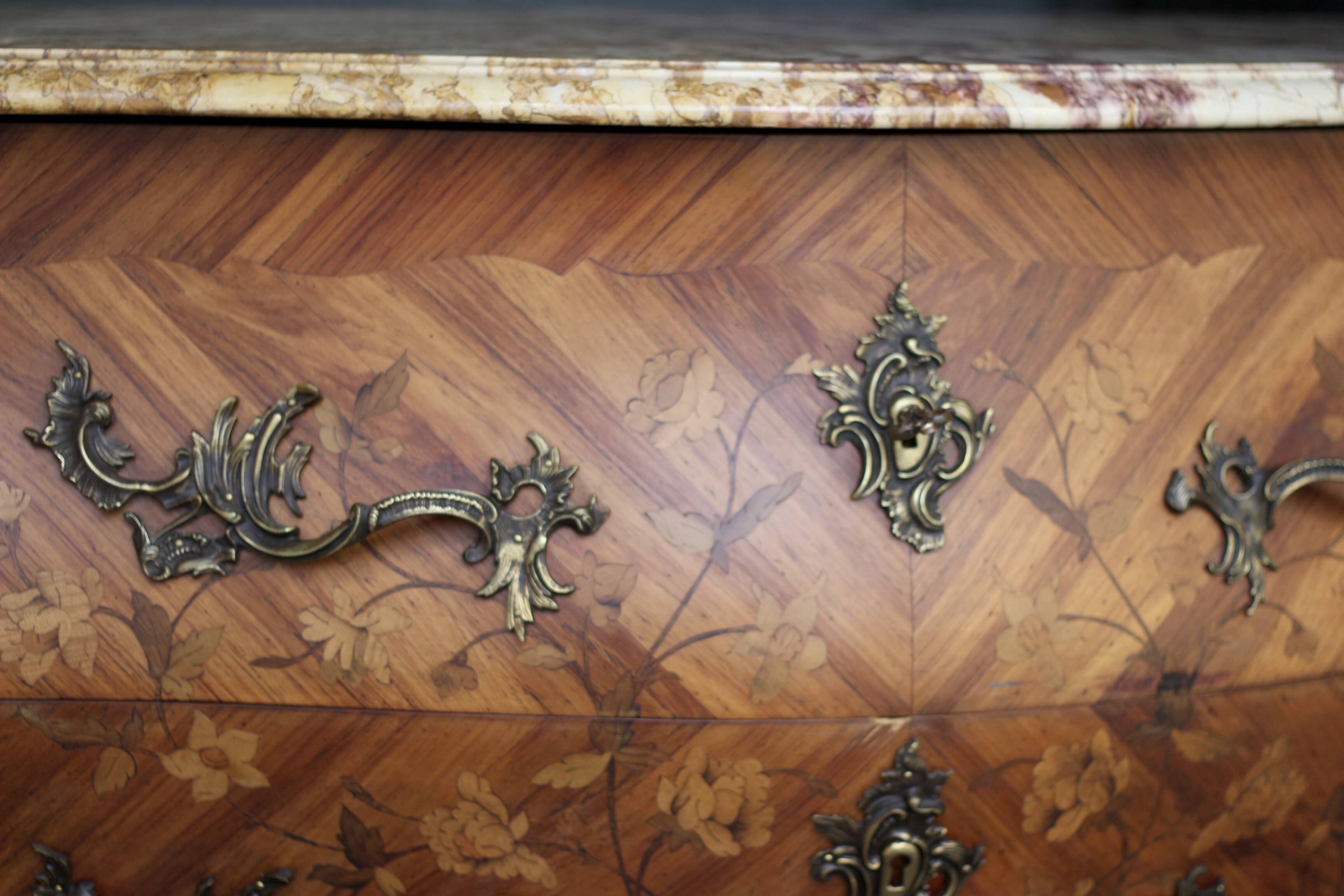 Louis XV style curved chest of drawers of very fine craftsmanship (Faubourg work)