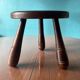 Petit tabouret tripode ou porte plante