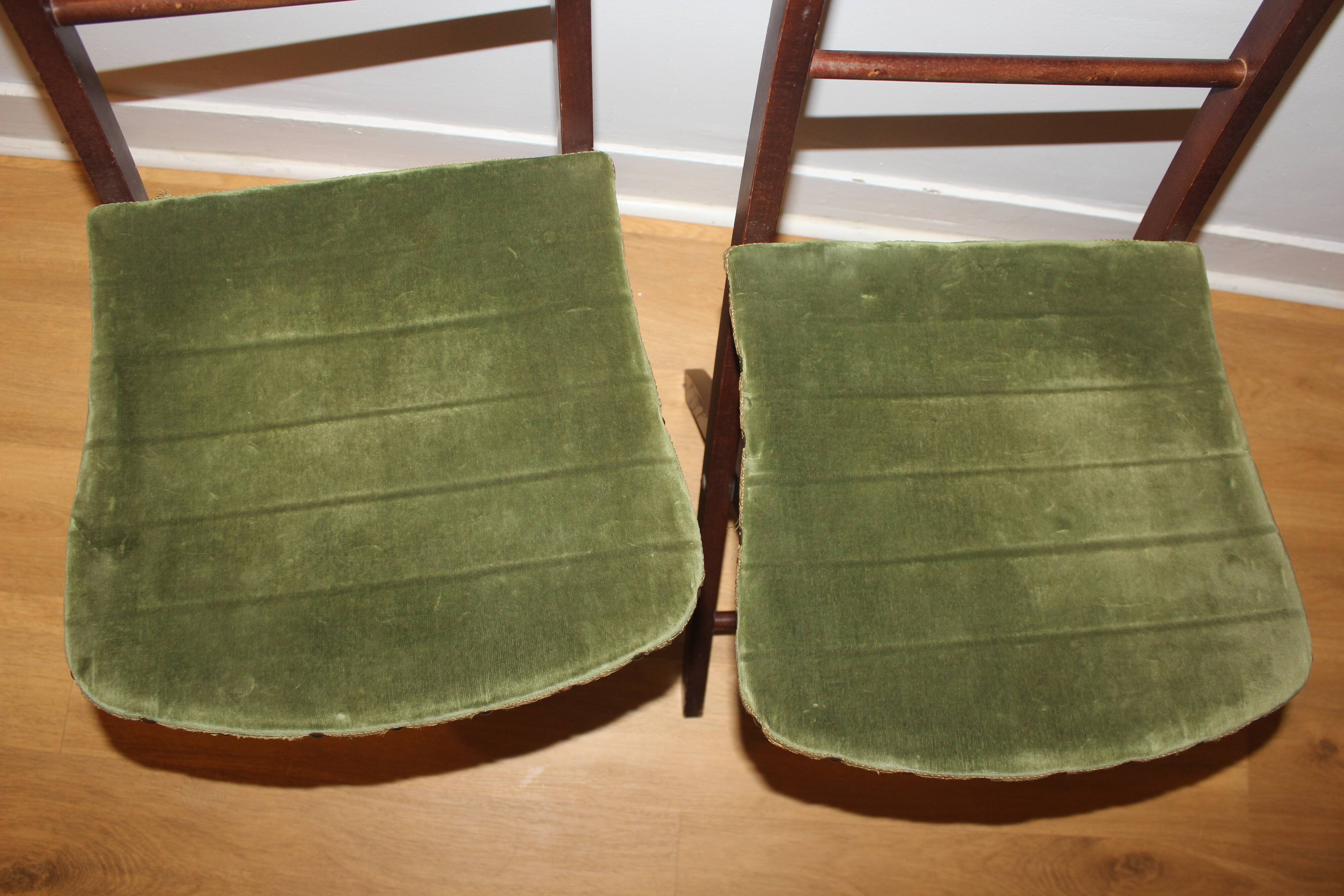 Set of 2 vintage folding chairs