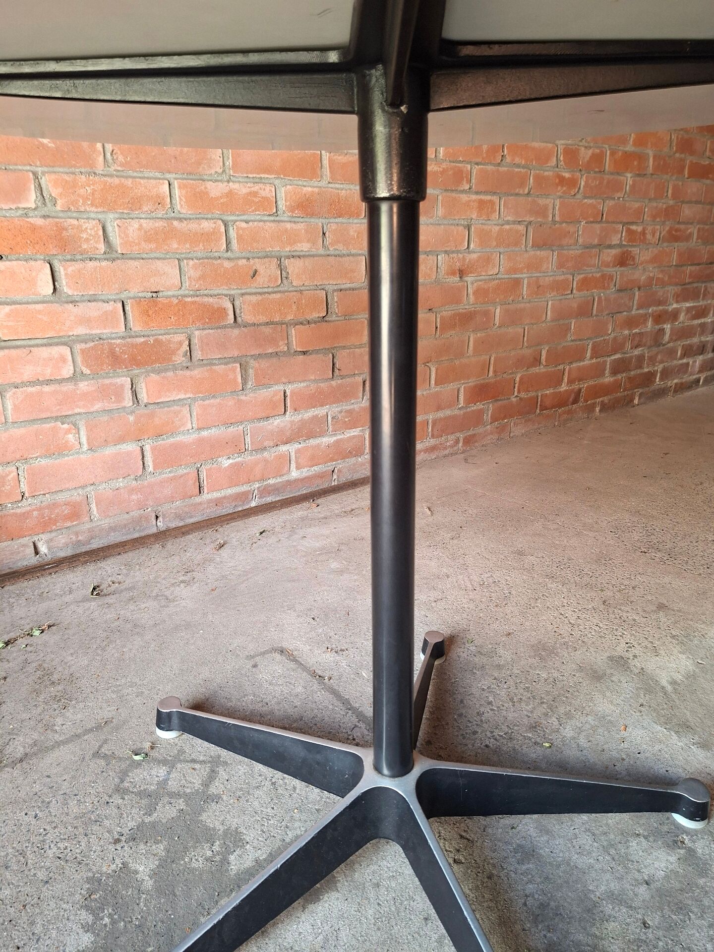 Table Eames 650