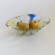 Grand bol en verre de Murano transparent avec des tourbillons bleus et jaunes – design vintage italien ovale (années 1970)