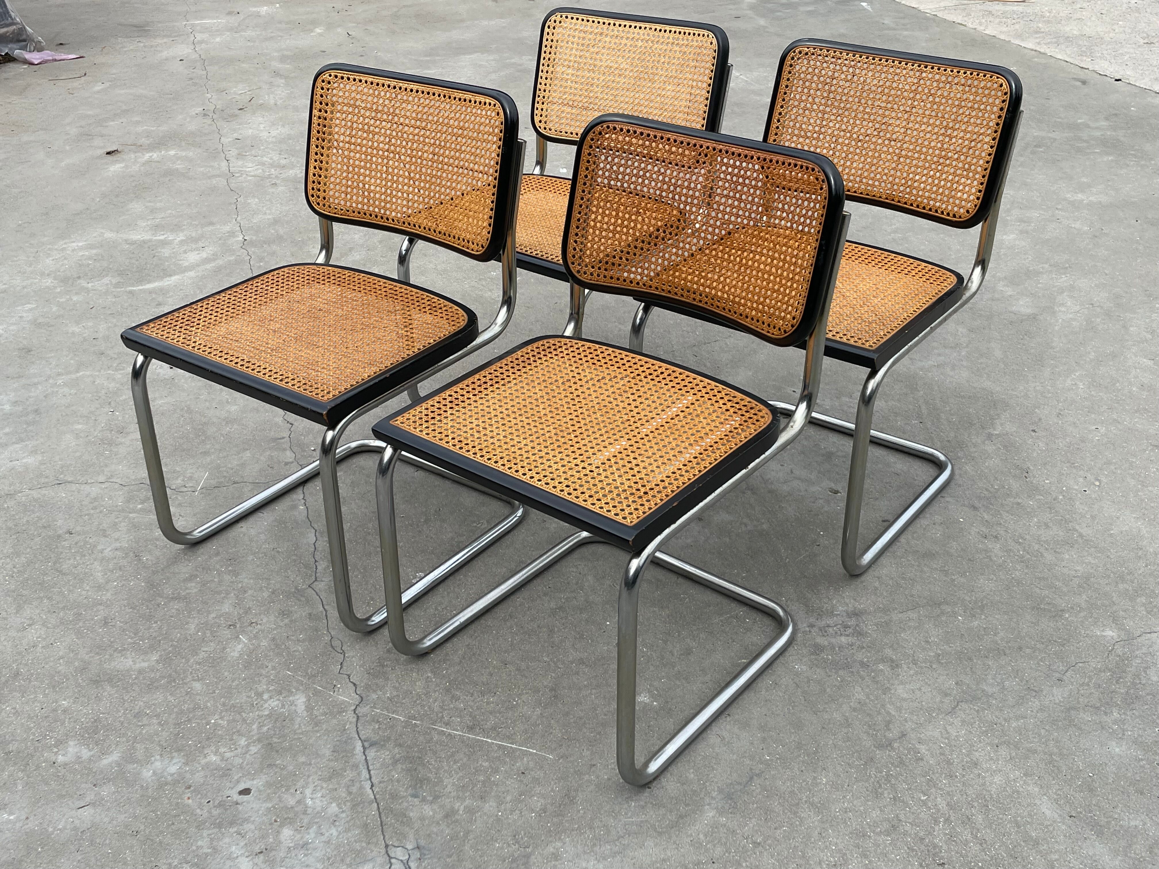 Suite de 4 chaises vintage modèle Cesca B32 en noir et chrome