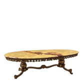 Grande table basse ovale en marbre jaune et métal doré, style classique.
