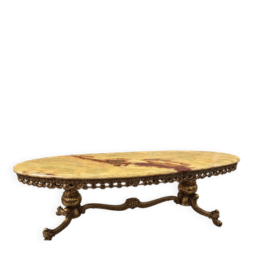 Large oval coffee table in yellow marble and gold metal, classic style.