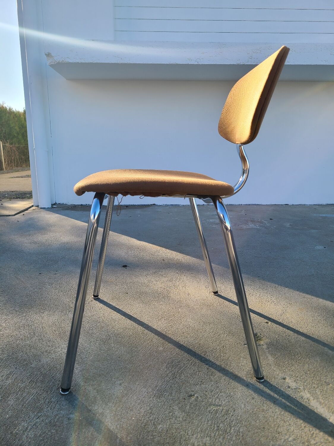 Chaise vintage stafor vers 1980