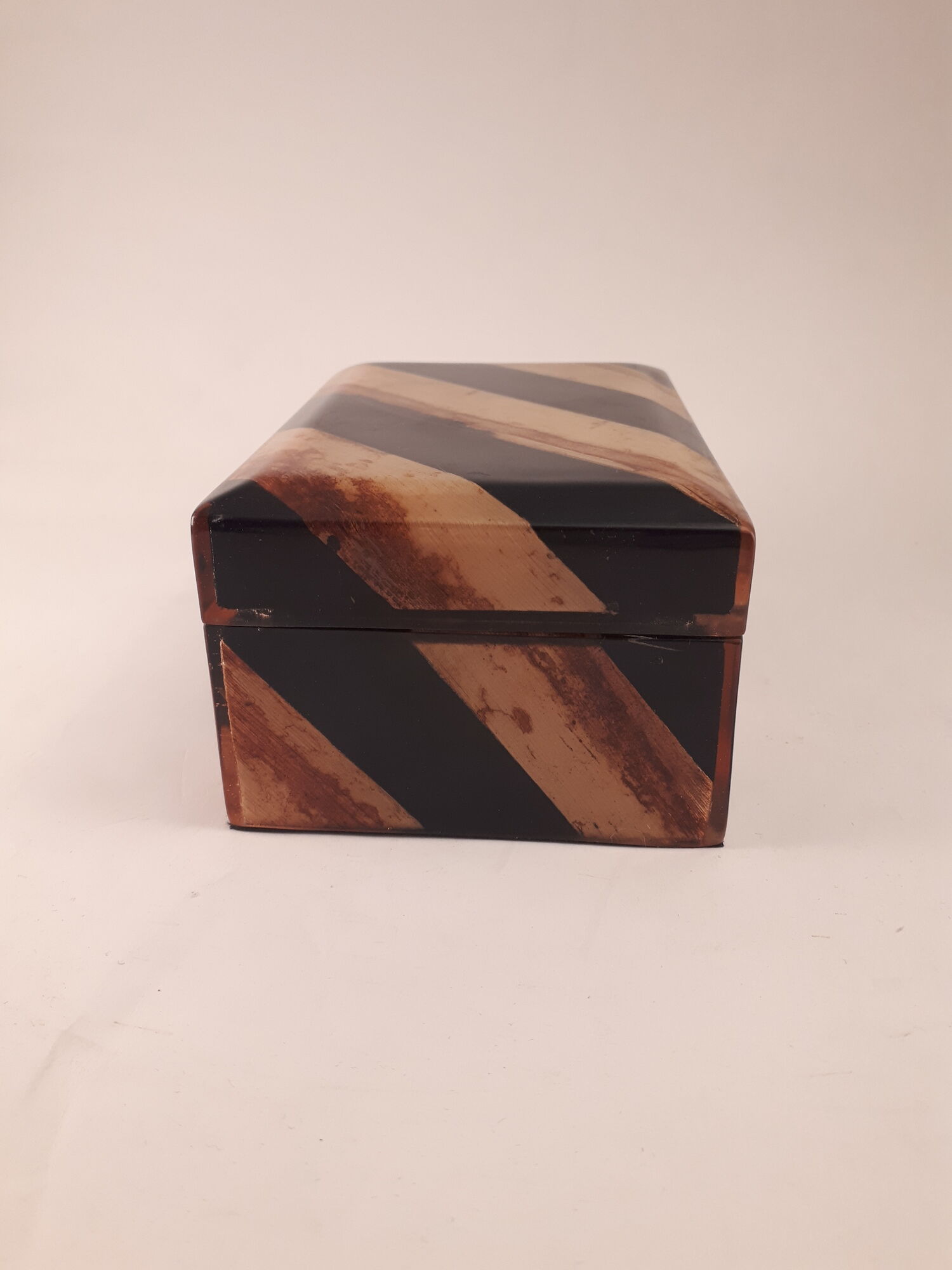 Box with black striped and vintage fawn 80