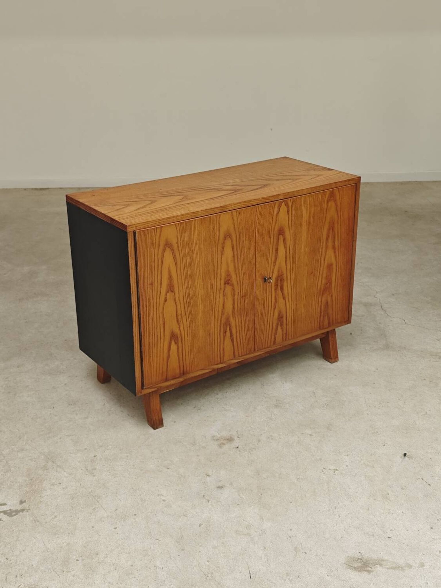 Petit buffet bas deux portes  par Frantisek Jirak chêne 1960