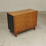 Petit buffet bas deux portes  par Frantisek Jirak chêne 1960