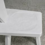 Paire de chaises tripodes, assises à la gouge. Brutalistes, circa 1960. Bois peint.