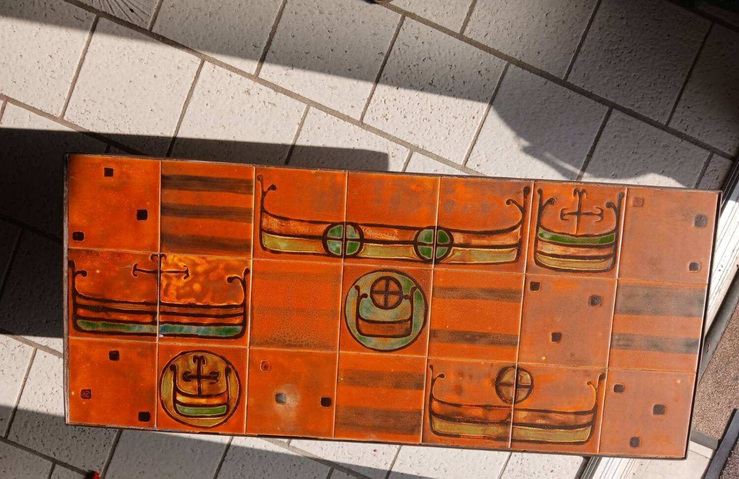 Table basse vintage en céramique – motif drakkar – design années 70