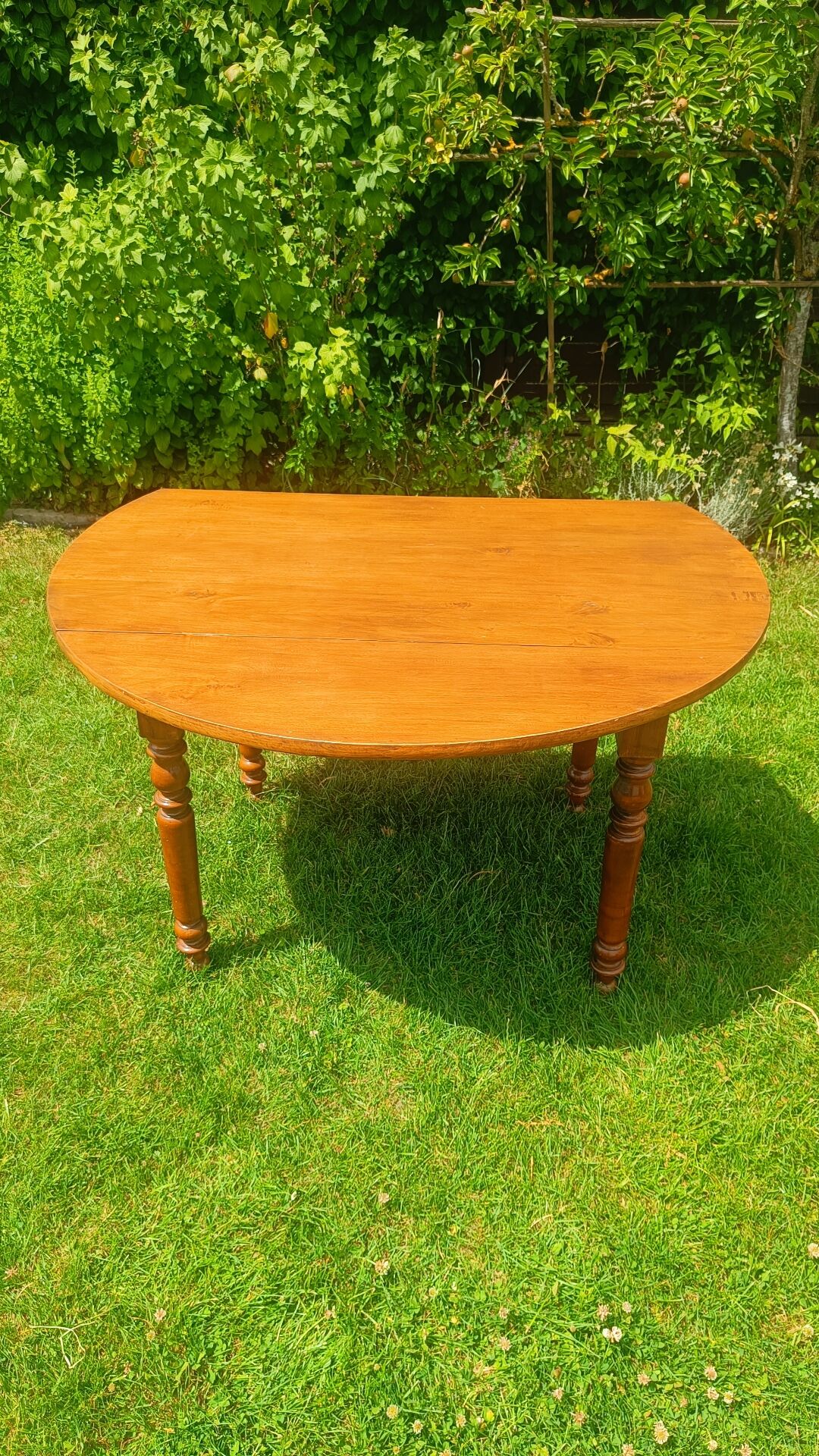 Folding wooden round table – Ø 115 cm