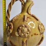 Ancienne cruche "arrosoir" en céramique émaillée ocre jaune, signée Meyssac Corrèze, 24 cm