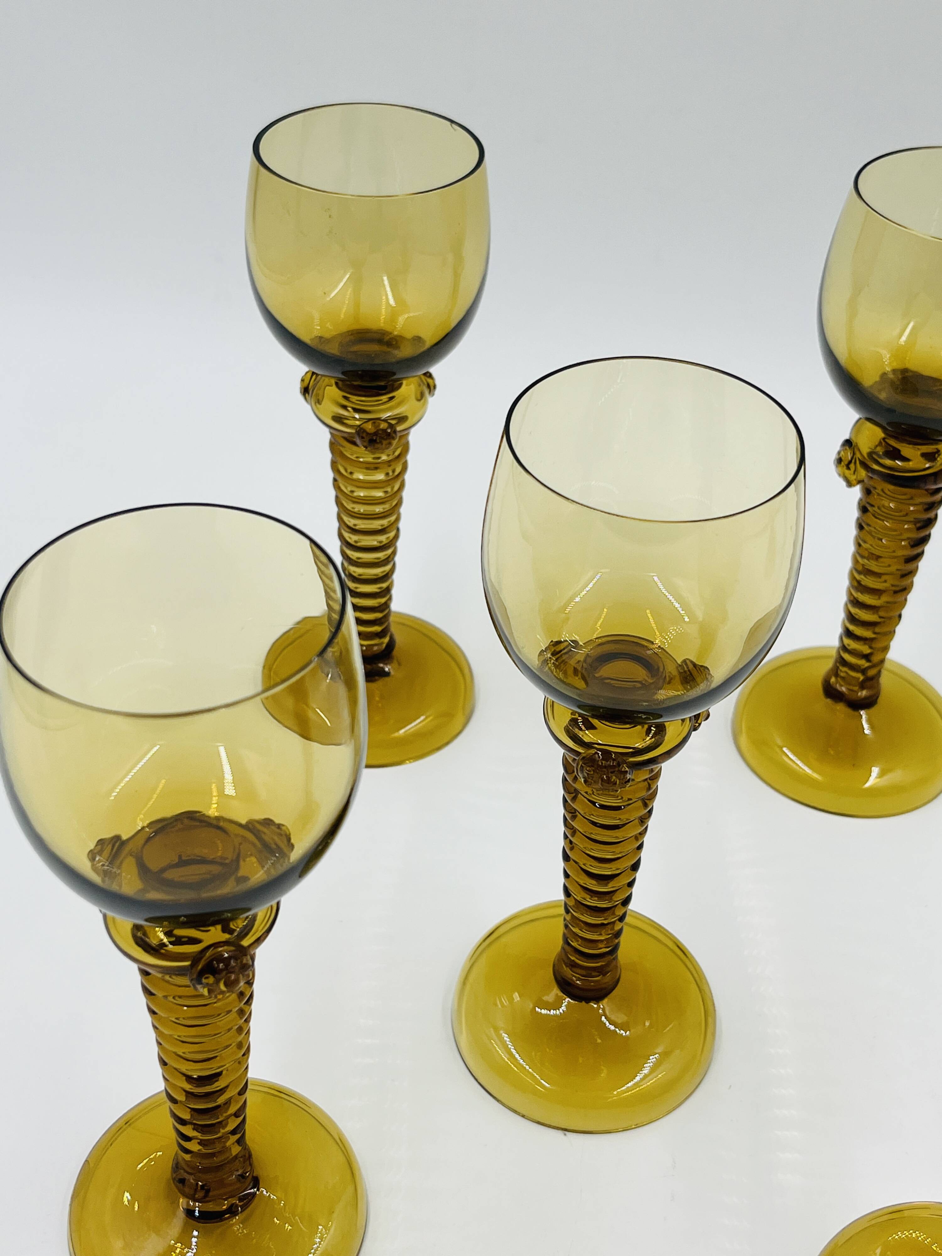 Lot de 5 verres à vin Roemer ambrés