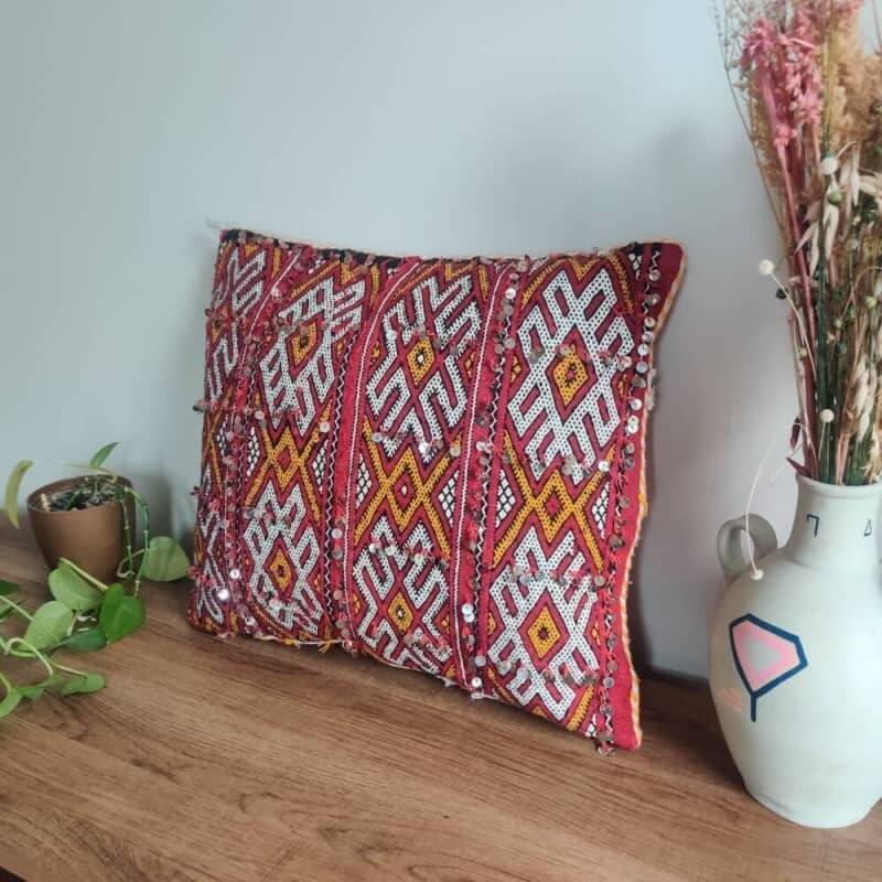Coussin berbère kilim rouge à sequins