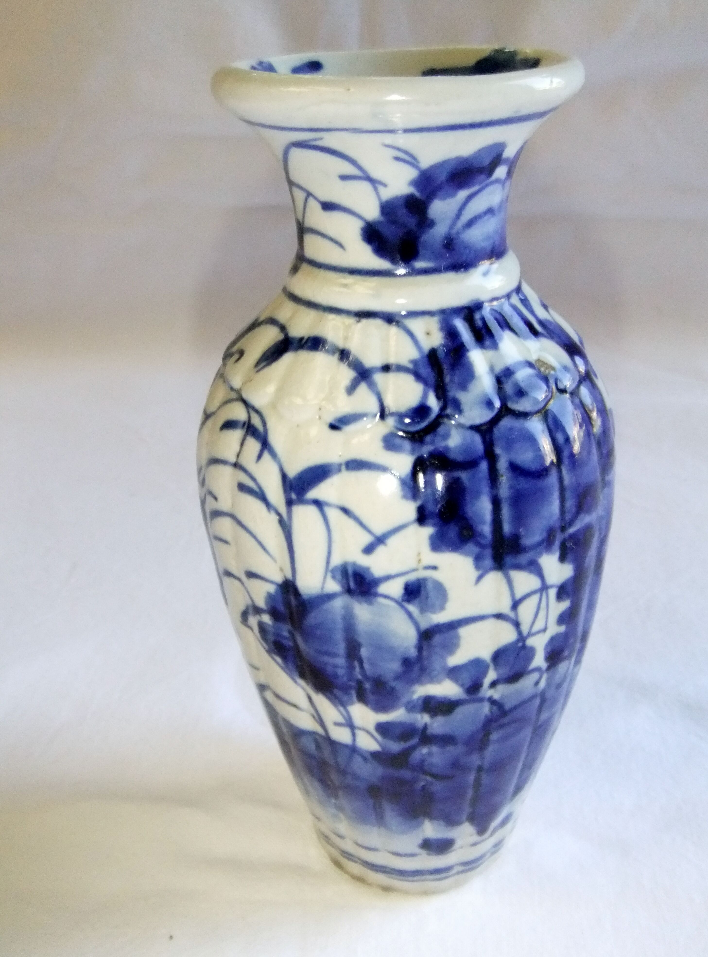 Vase chinois ancien céramique décor de fleurs blanc bleu