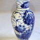 Vase chinois ancien céramique décor de fleurs blanc bleu