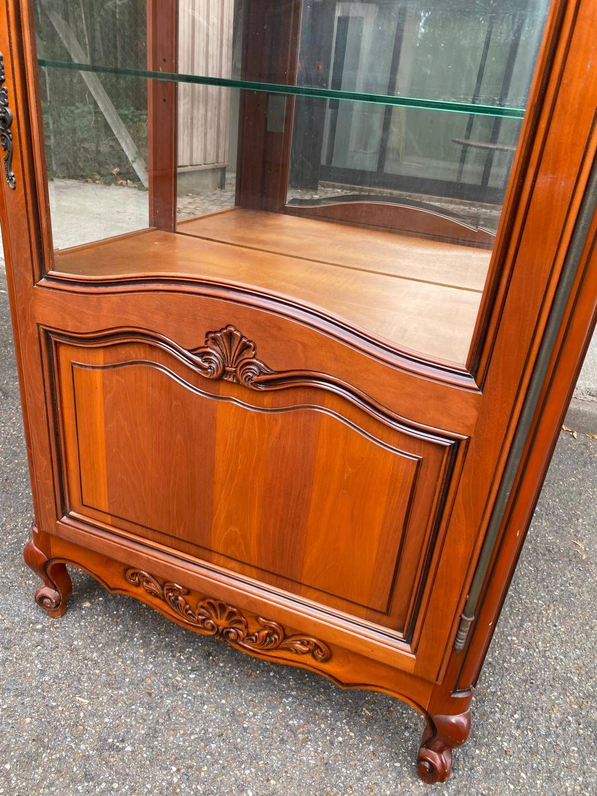 Vitrine argentier style Louis XV en merisier fond miroir & étagères Verre 9