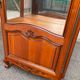 Vitrine argentier style Louis XV en merisier fond miroir & étagères Verre 9