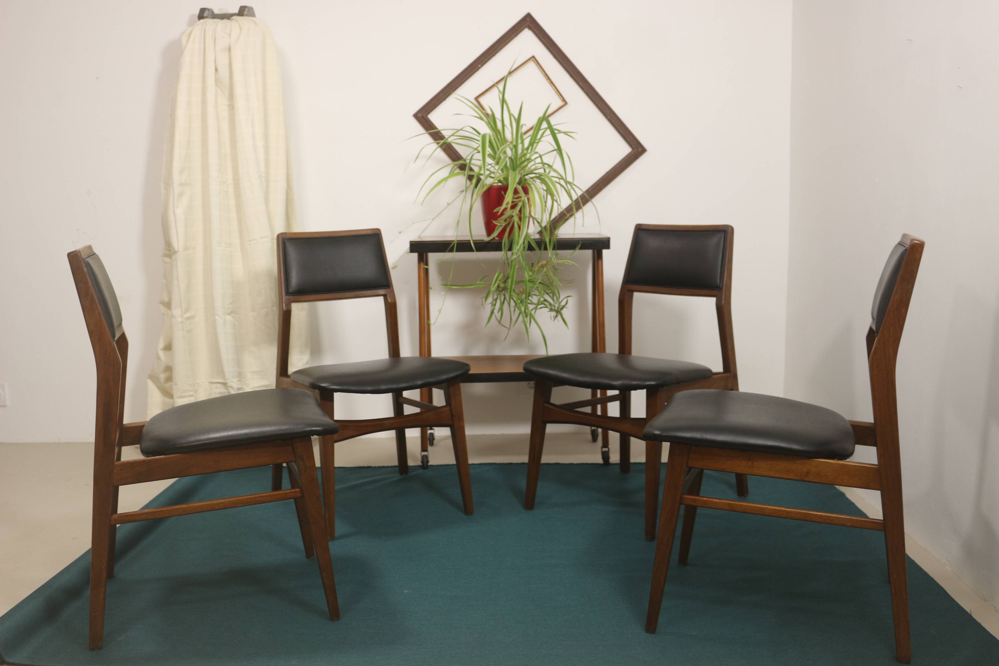 Set of 4 dining chairs Foster McDavid year 70.