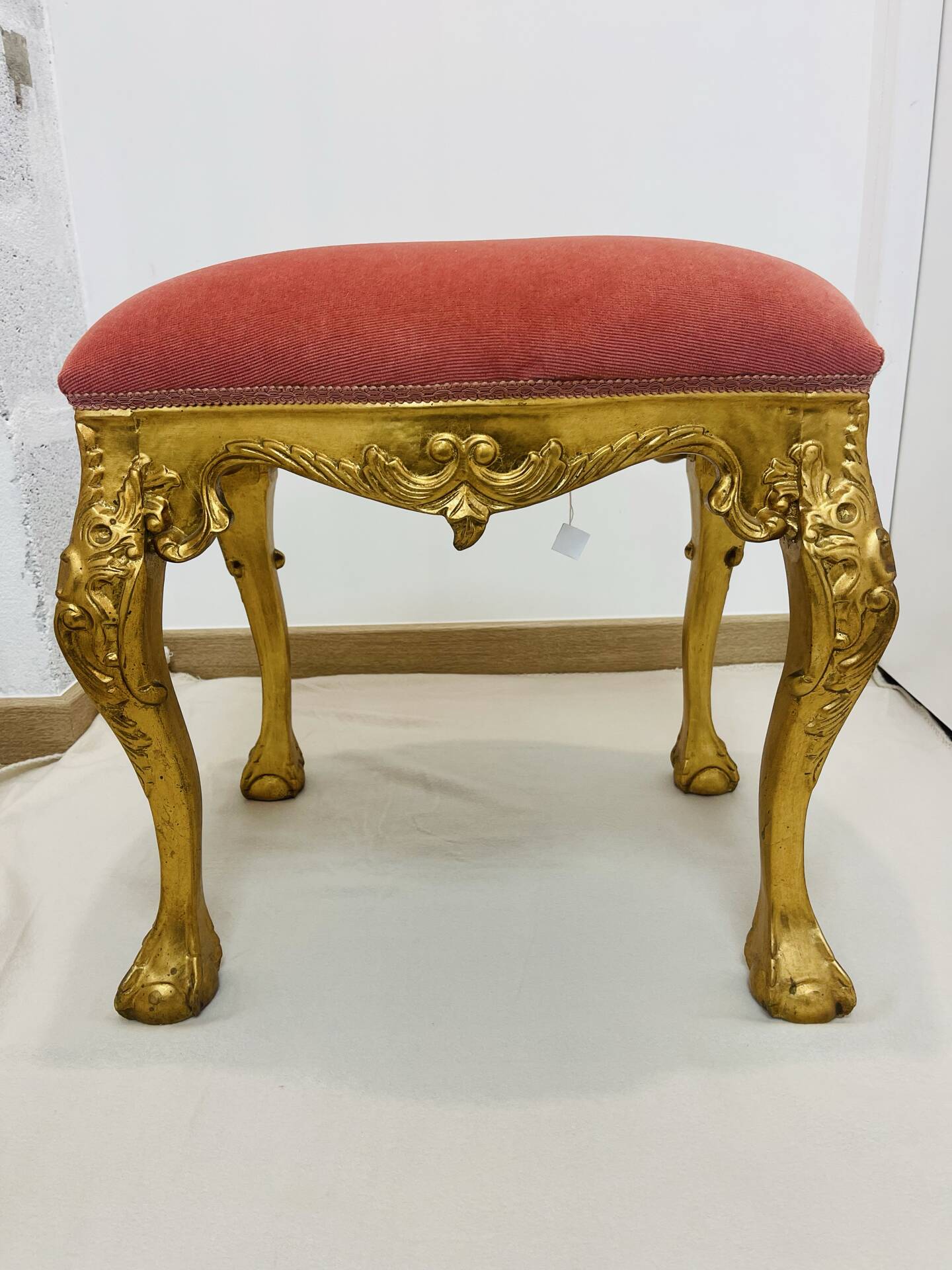 Louis XV Rococo style stool in gilded wood – pink seat – 20th century