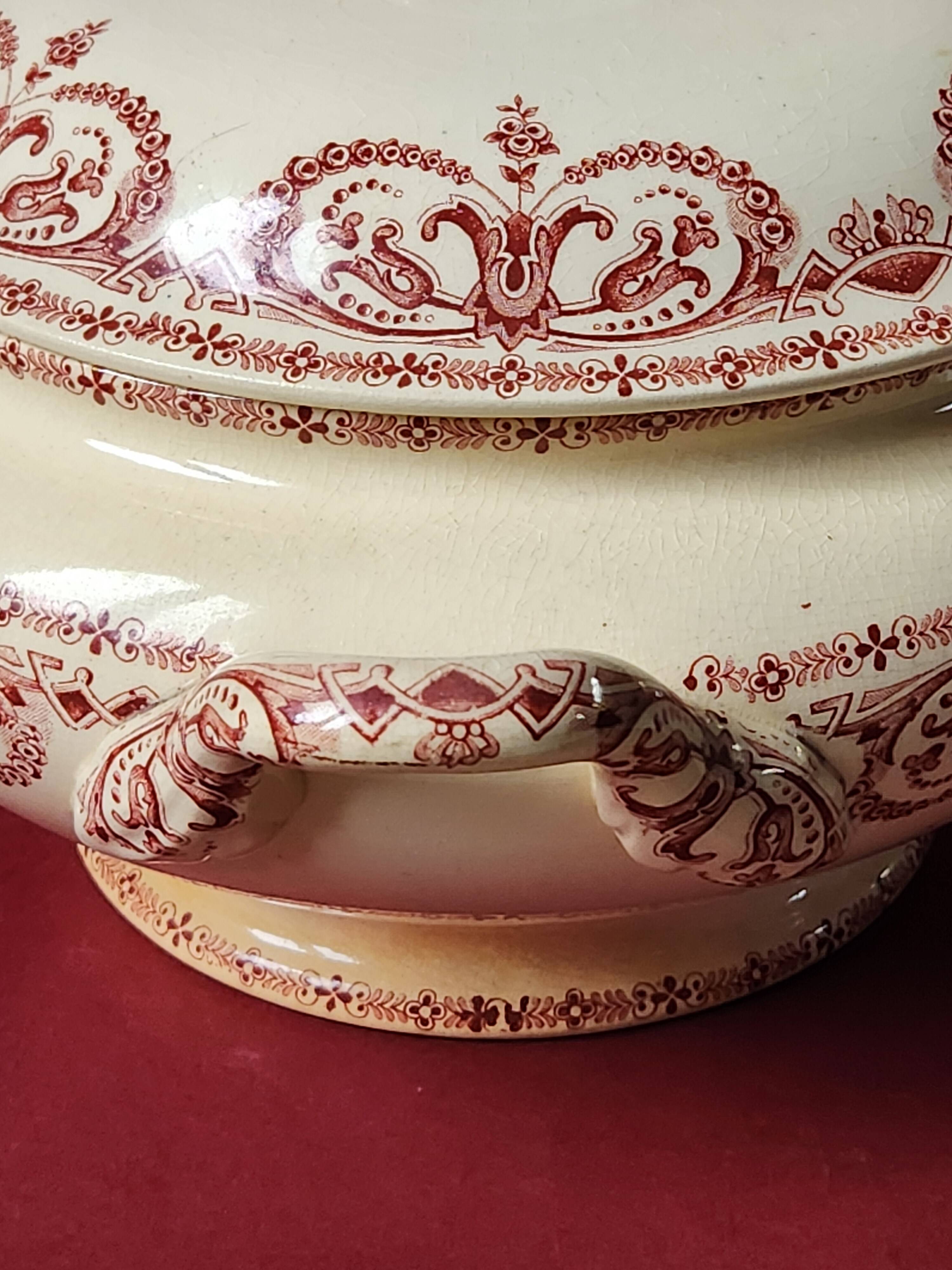 Large soup tureen and ironstone dish from the Caïffa planter, Guirlande model.