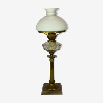 Lampe à pétrole en laiton avec abat-jour de verre opalin blanc, 1860
