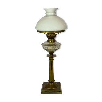 Lampe à pétrole en laiton avec abat-jour de verre opalin blanc, 1860