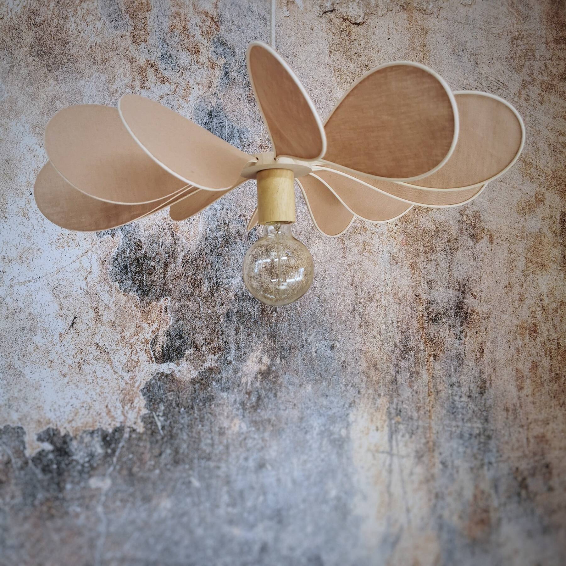 12-blade propeller suspension in rattan and nude linen