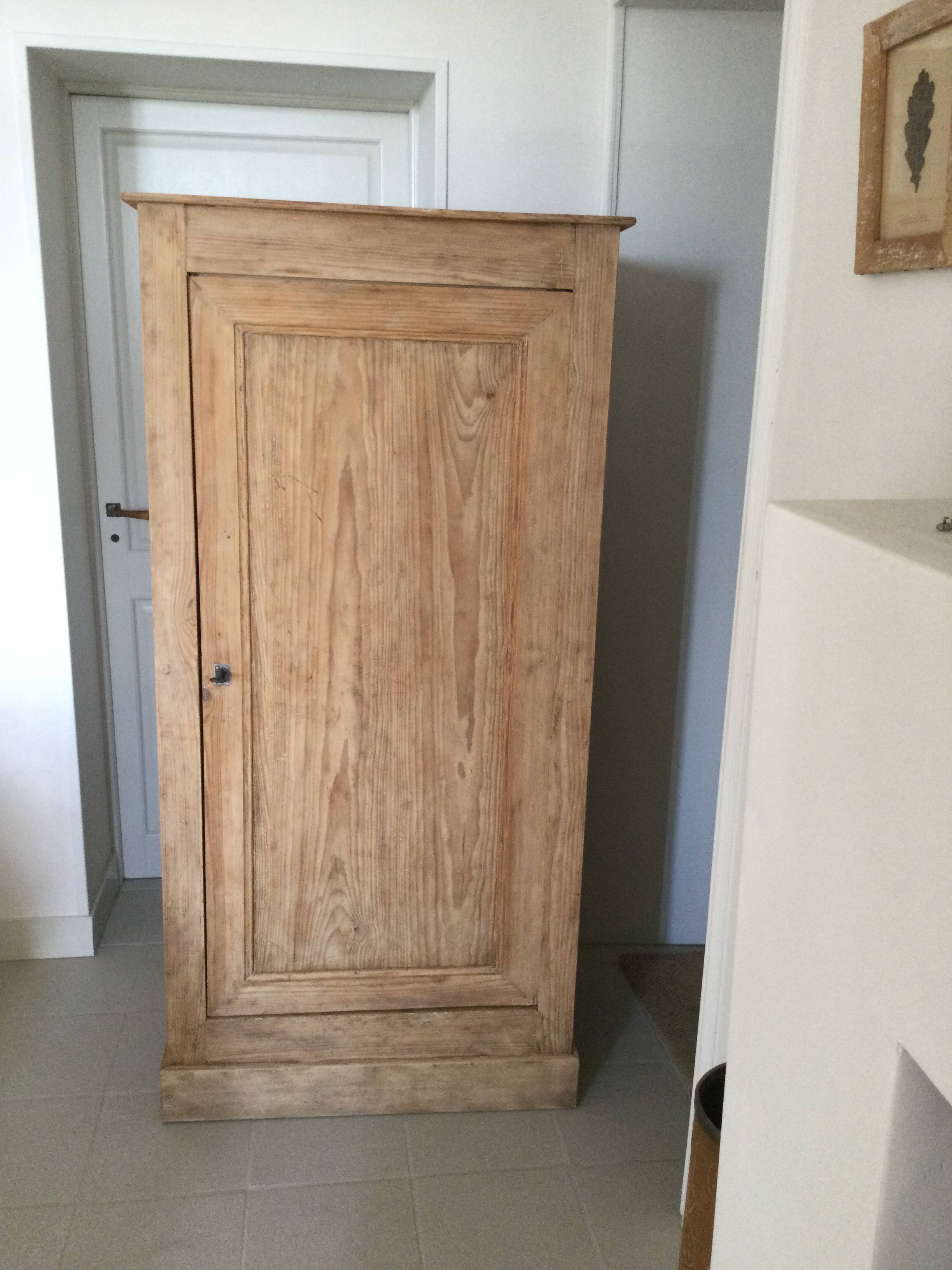 Small stripped antique bonnetière