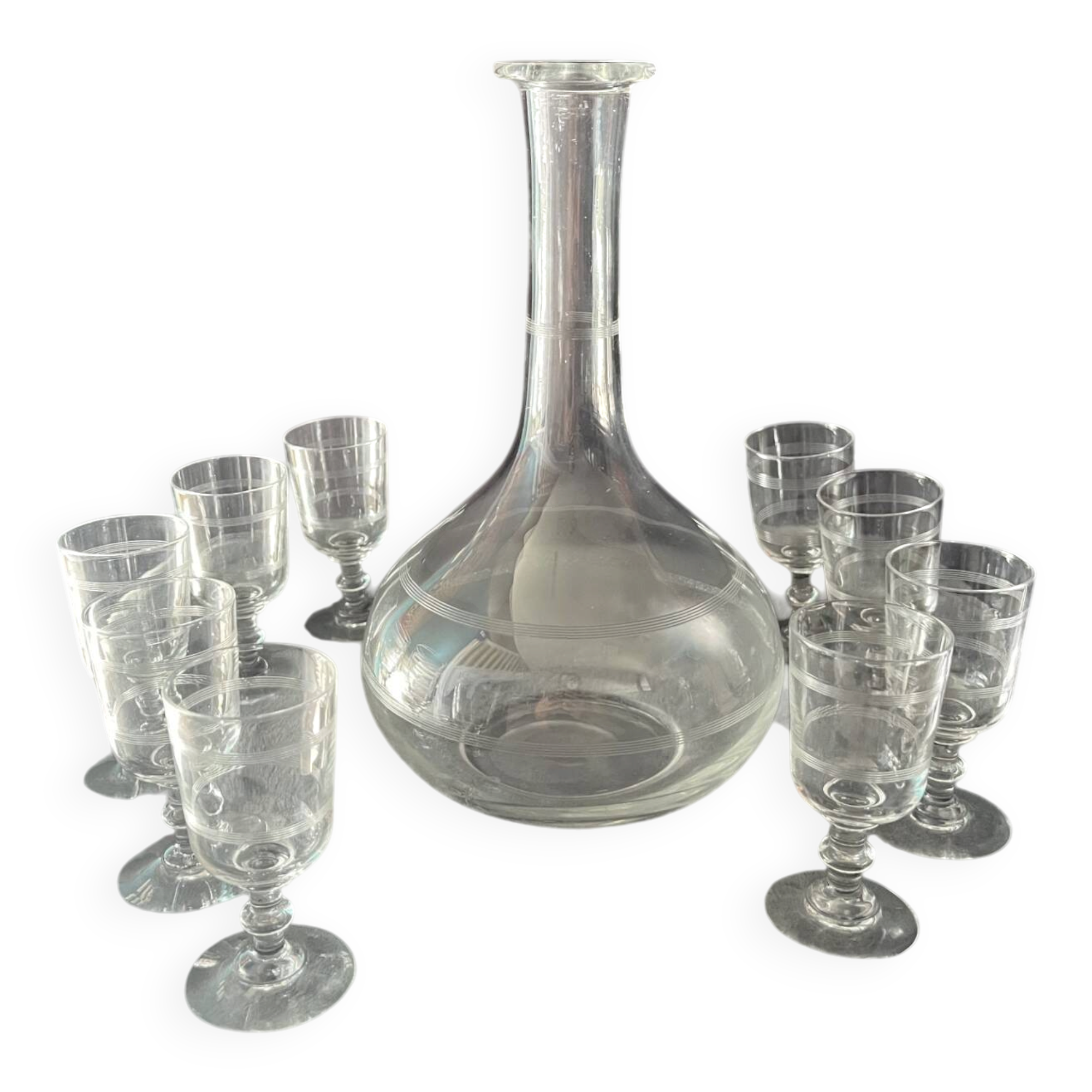 Service of an engraved art deco liqueur - captain's decanter and 9 matching glasses.