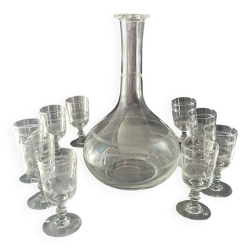 Service of an engraved art deco liqueur - captain's decanter and 9 matching glasses.
