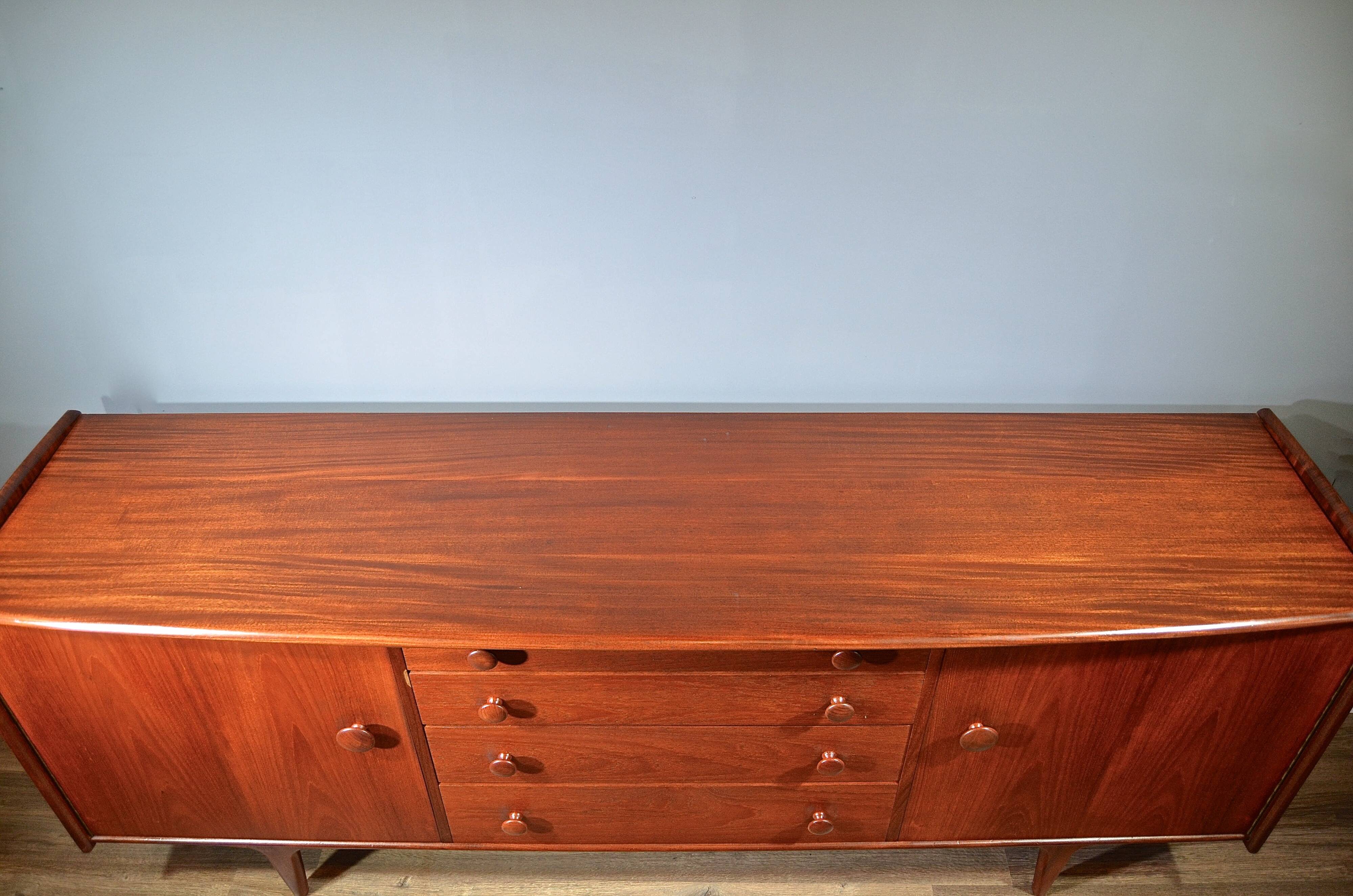 Fantastique buffet vintage du milieu du siècle A. Younger en afromosia et teck.