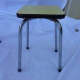 Deux chaises et un tabouret jaune et bleu en formica