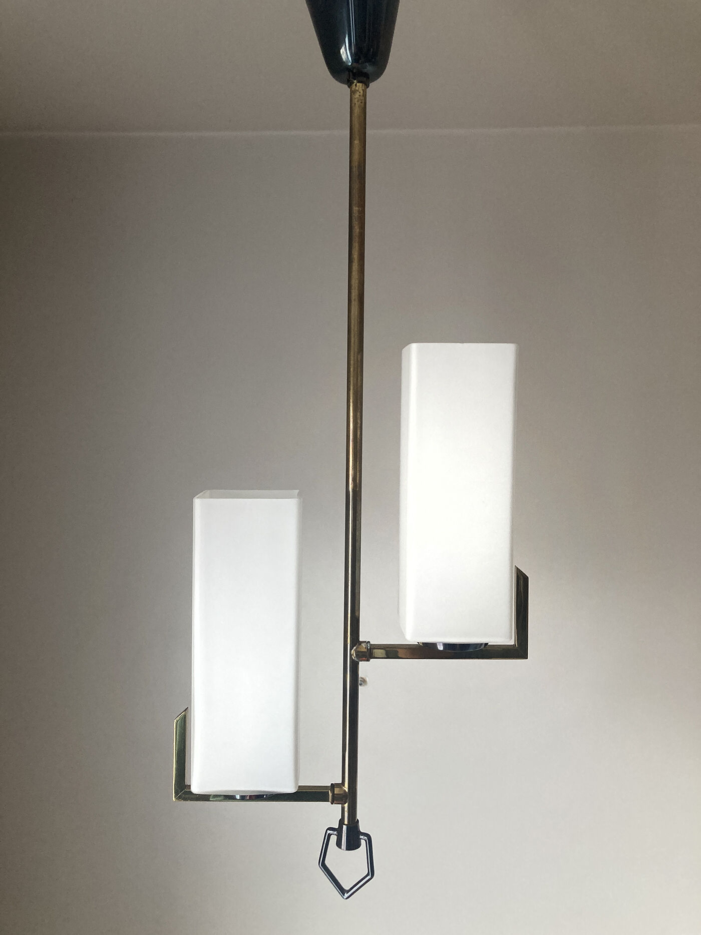 Suspension Arlus en laiton brut et opaline satin.