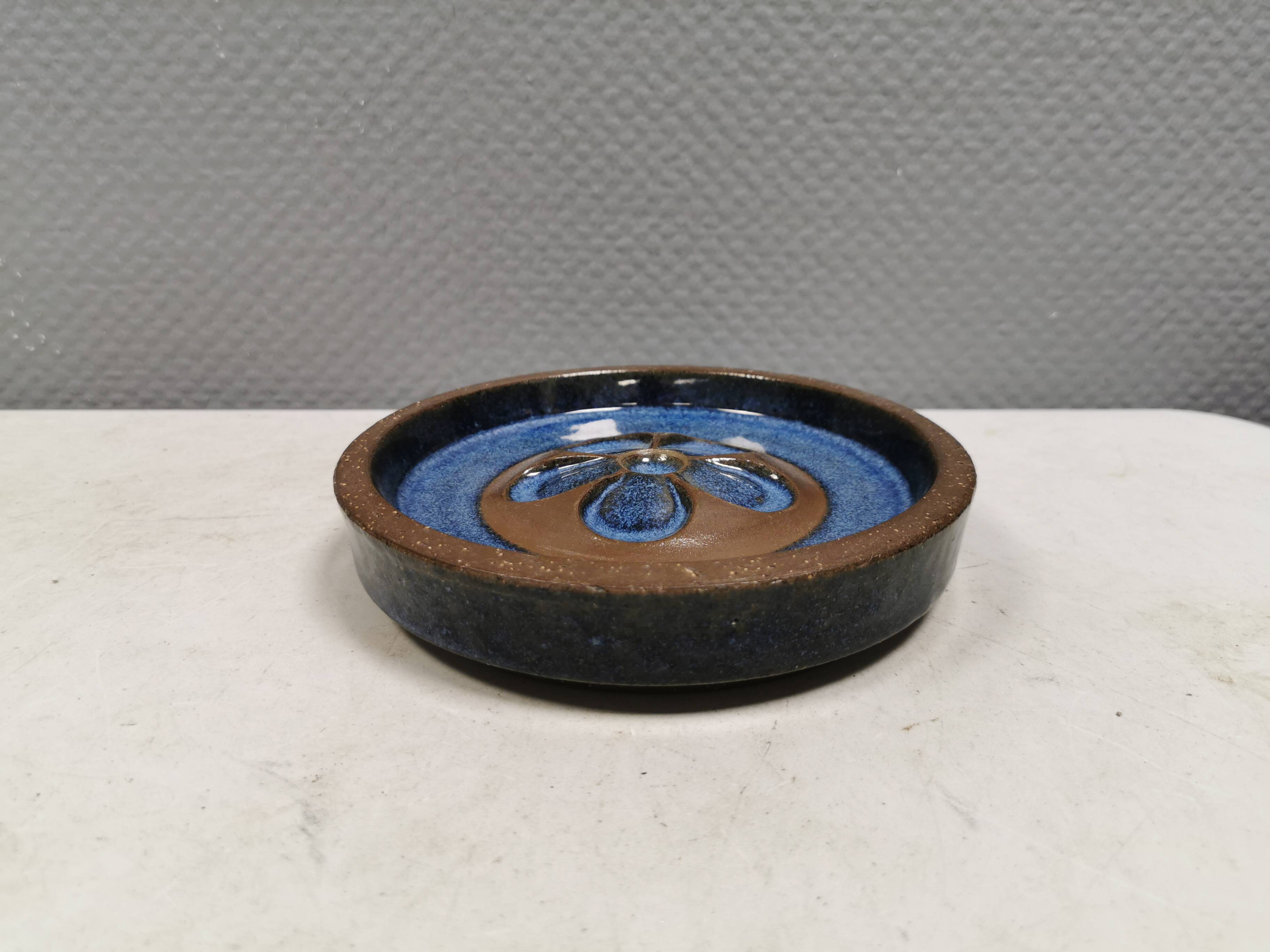 Circular ceramic dish by Marianne Starck (MS) for Michael Andersen, Denmark