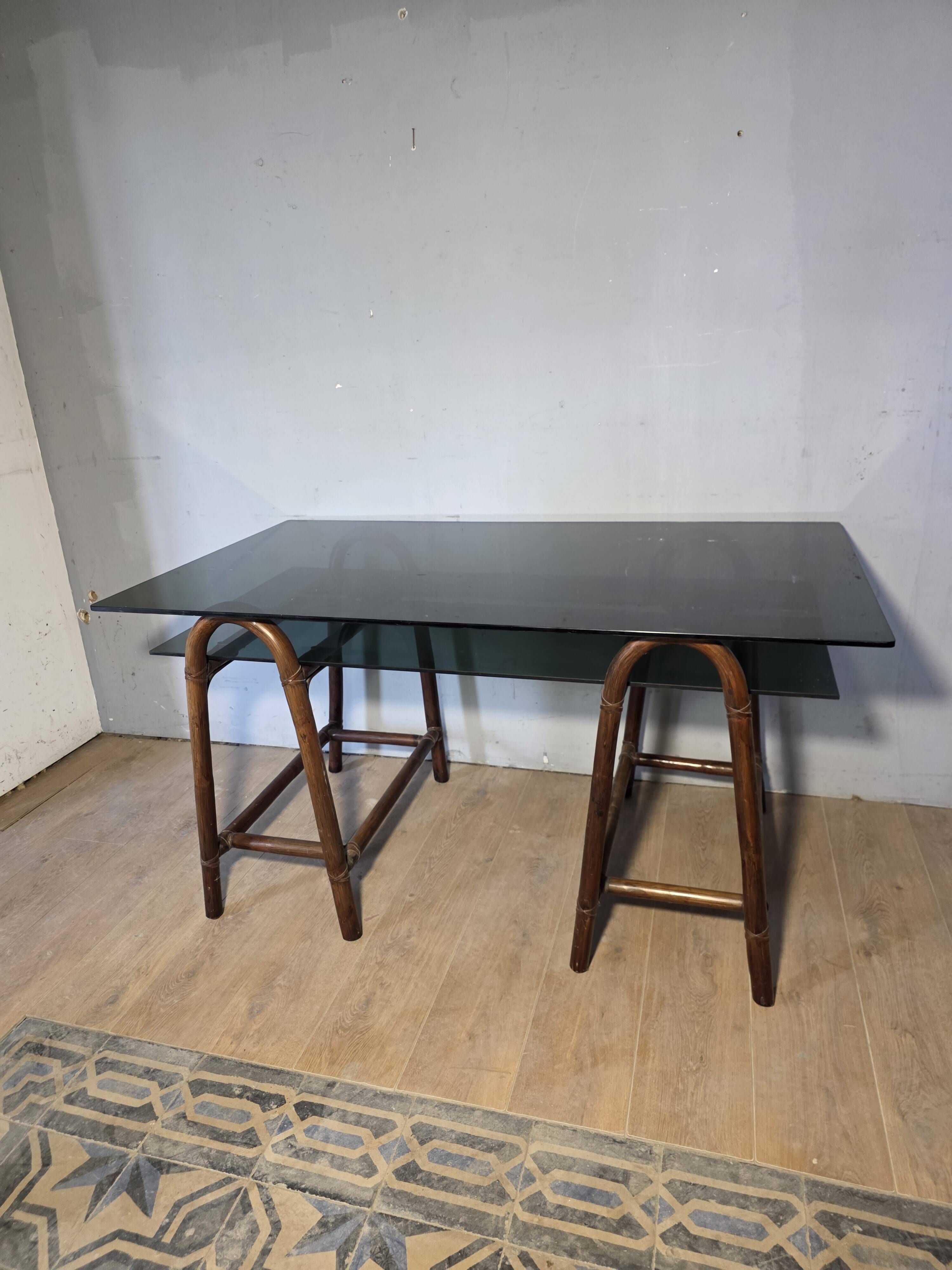 Bureau en rotin double plateau en verre fumé, années 70.