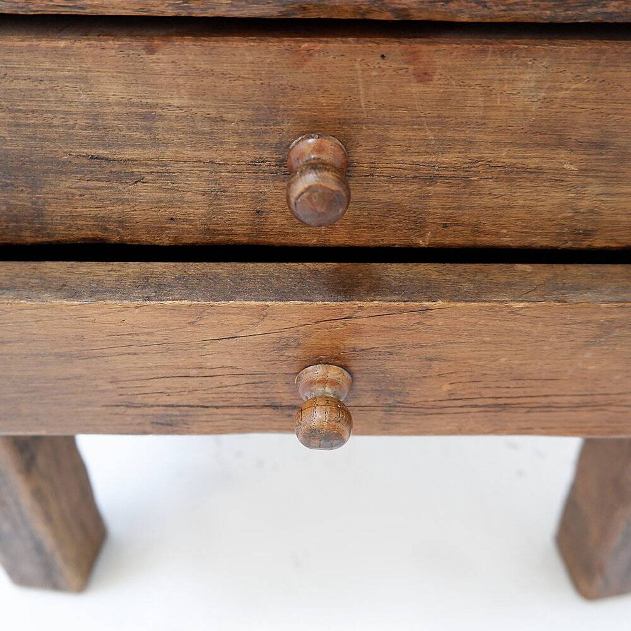 Tables de chevet ou table d'appoint rustiques en bois massif de style mid-century