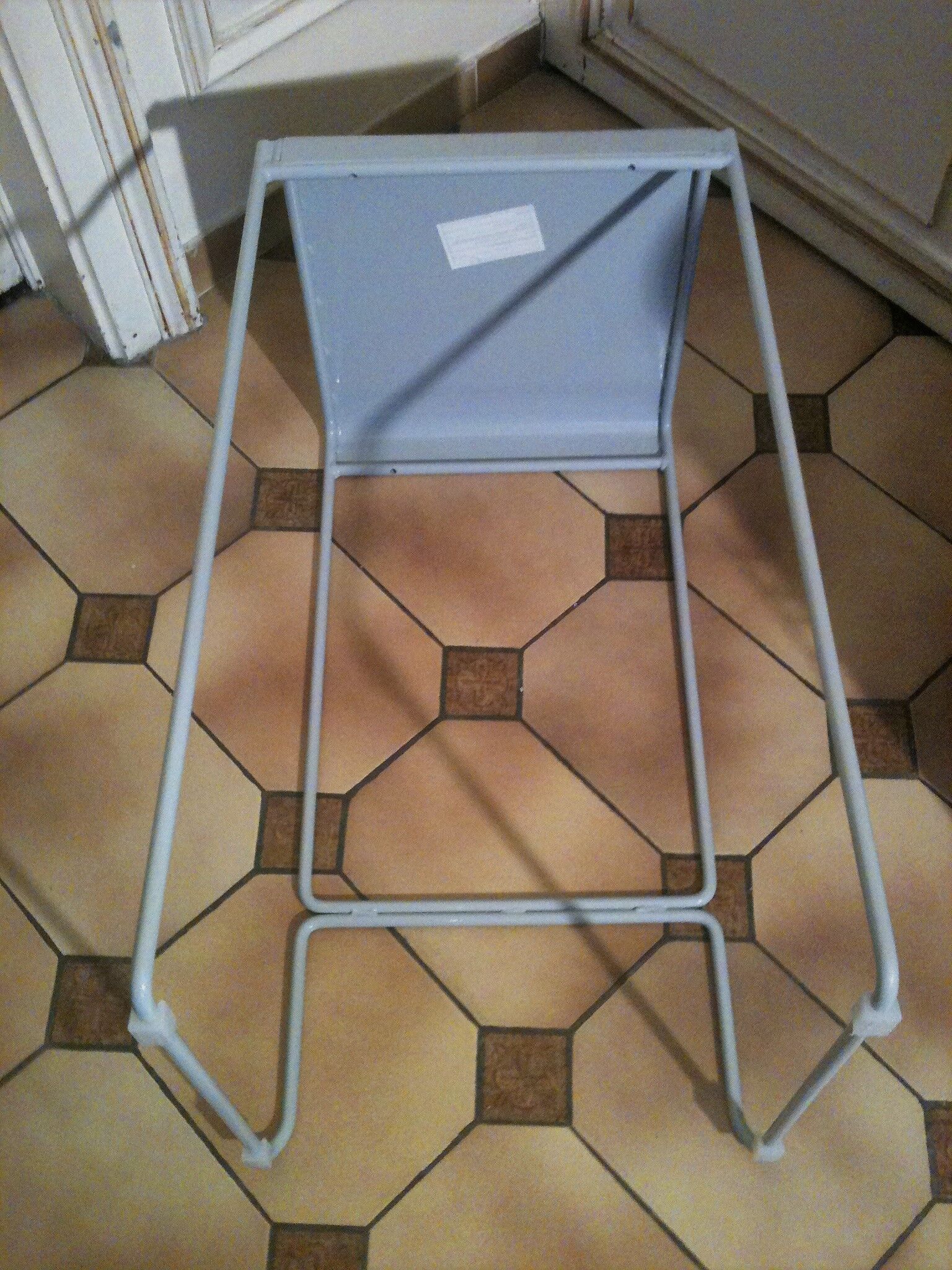 Tabouret minimaliste en acier
