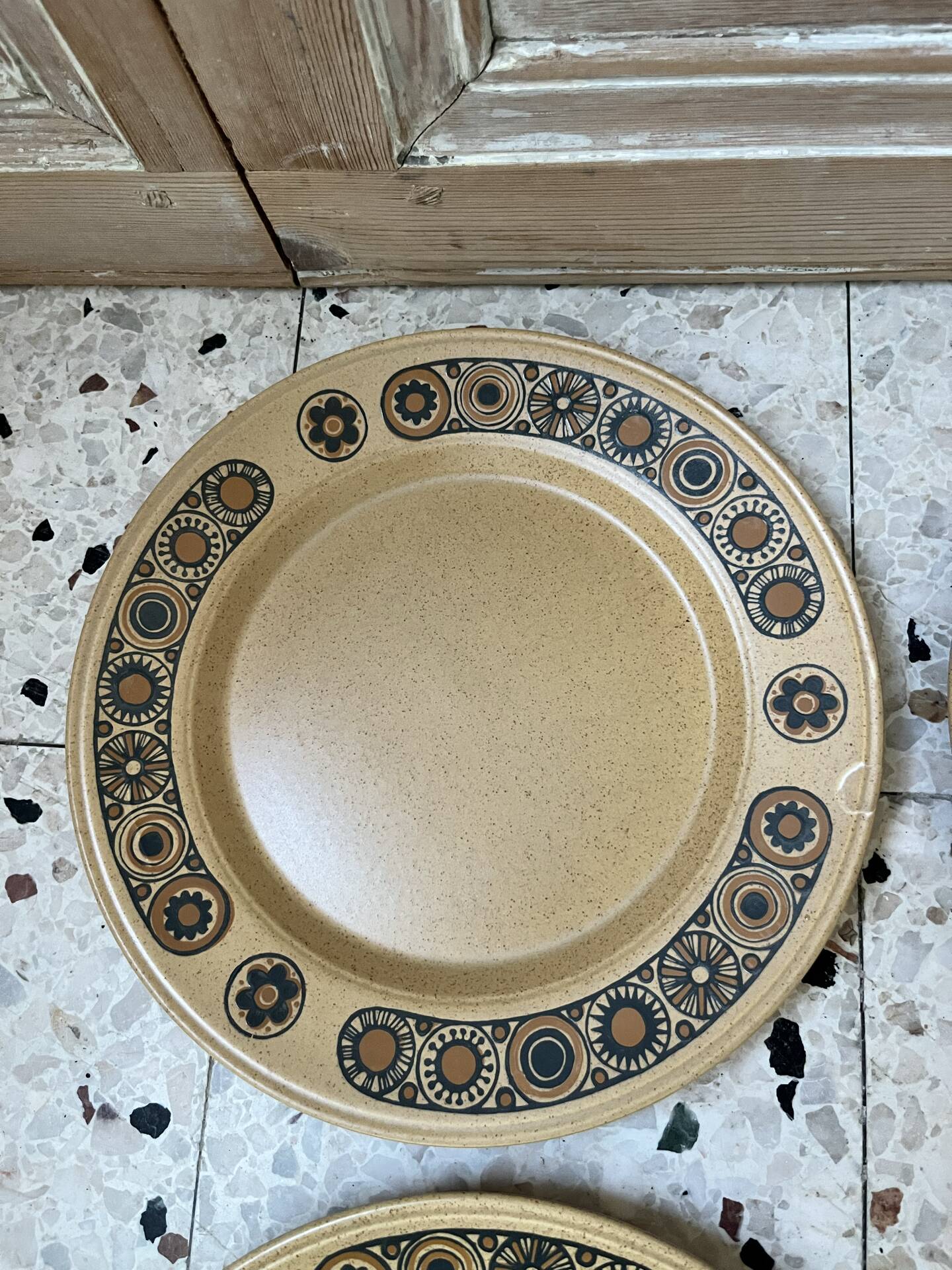 Série de 8 assiettes et 2 bols