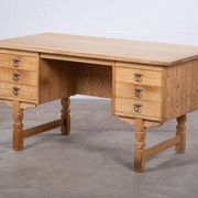 Bureau brutaliste en chêne par Henning Kjærnulf, Danemark, années 1960.