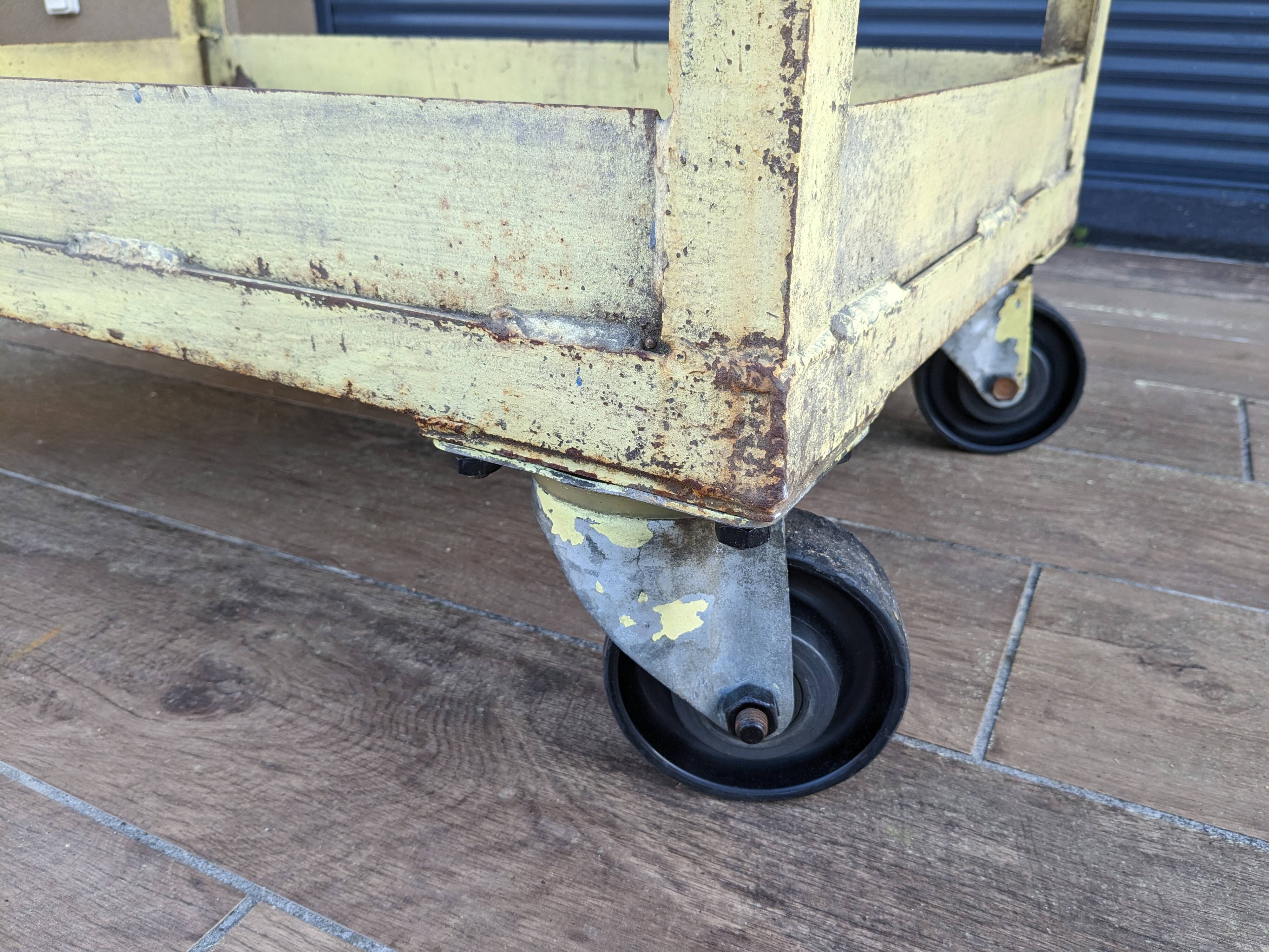 Renault workshop trolley from the 1950s, industrial spirit and original patina.