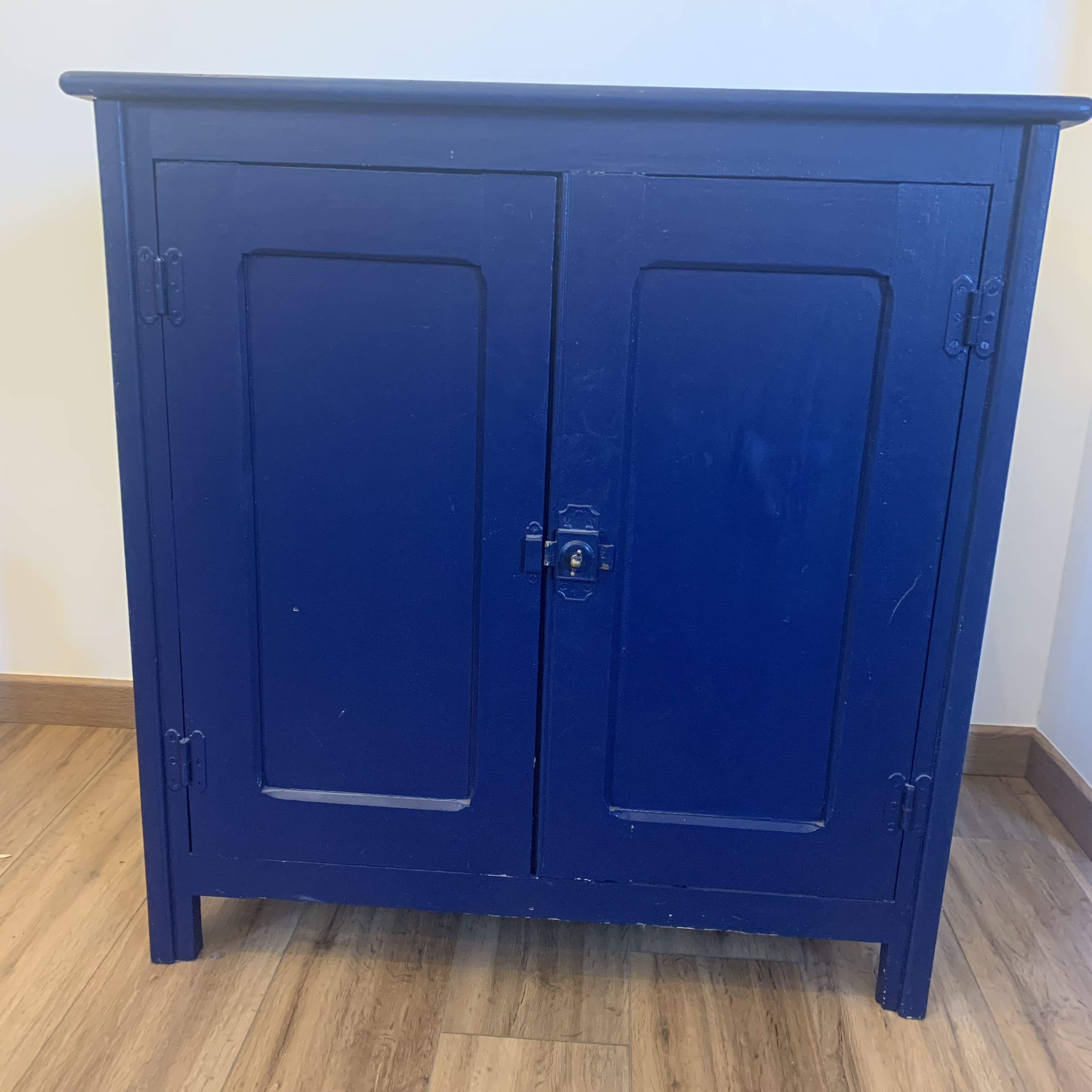 Meuble parisien bleu