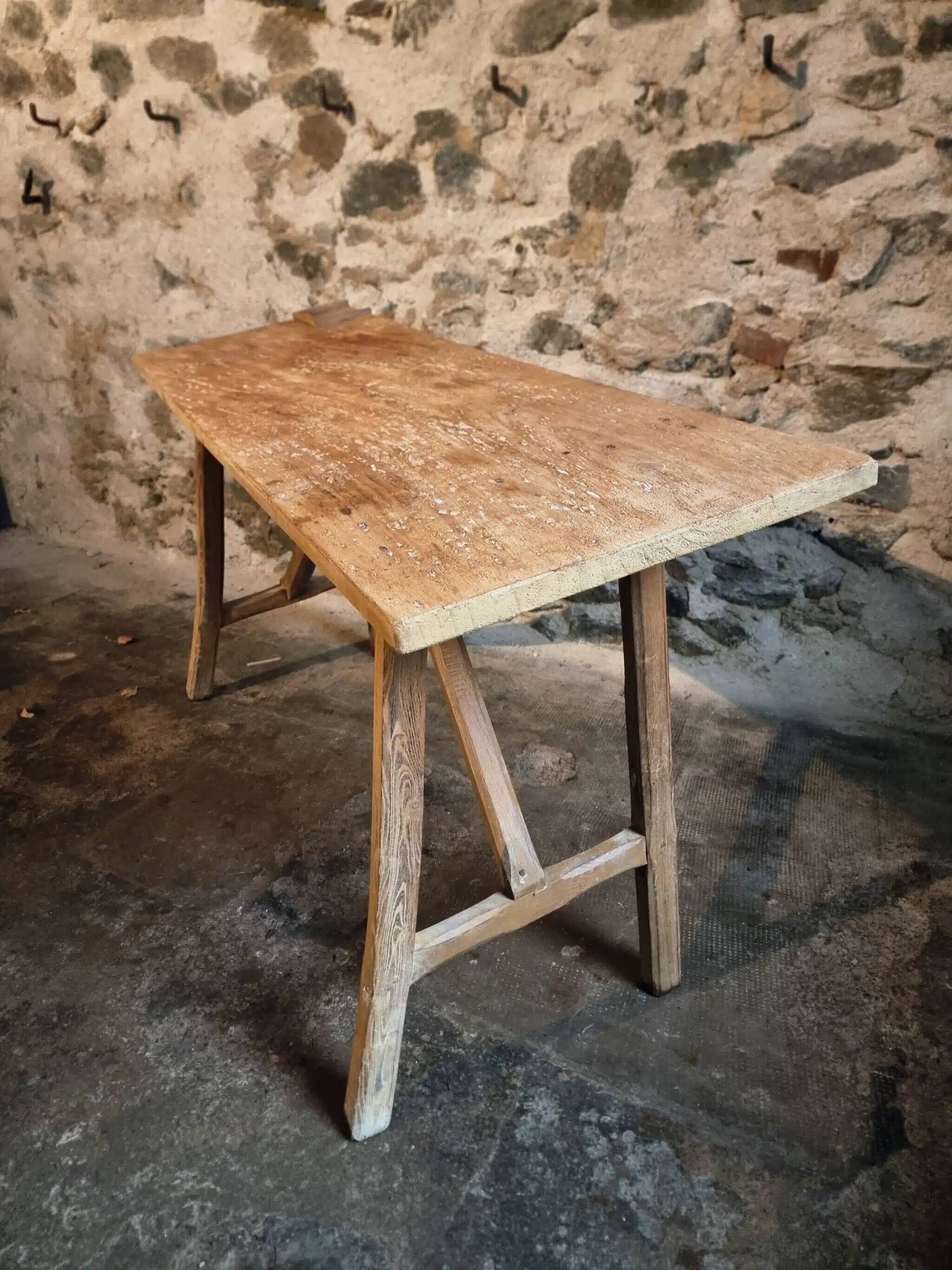 Table de toilette ou bureau d'écriture français ancien en châtaignier et peuplier, vers 1900