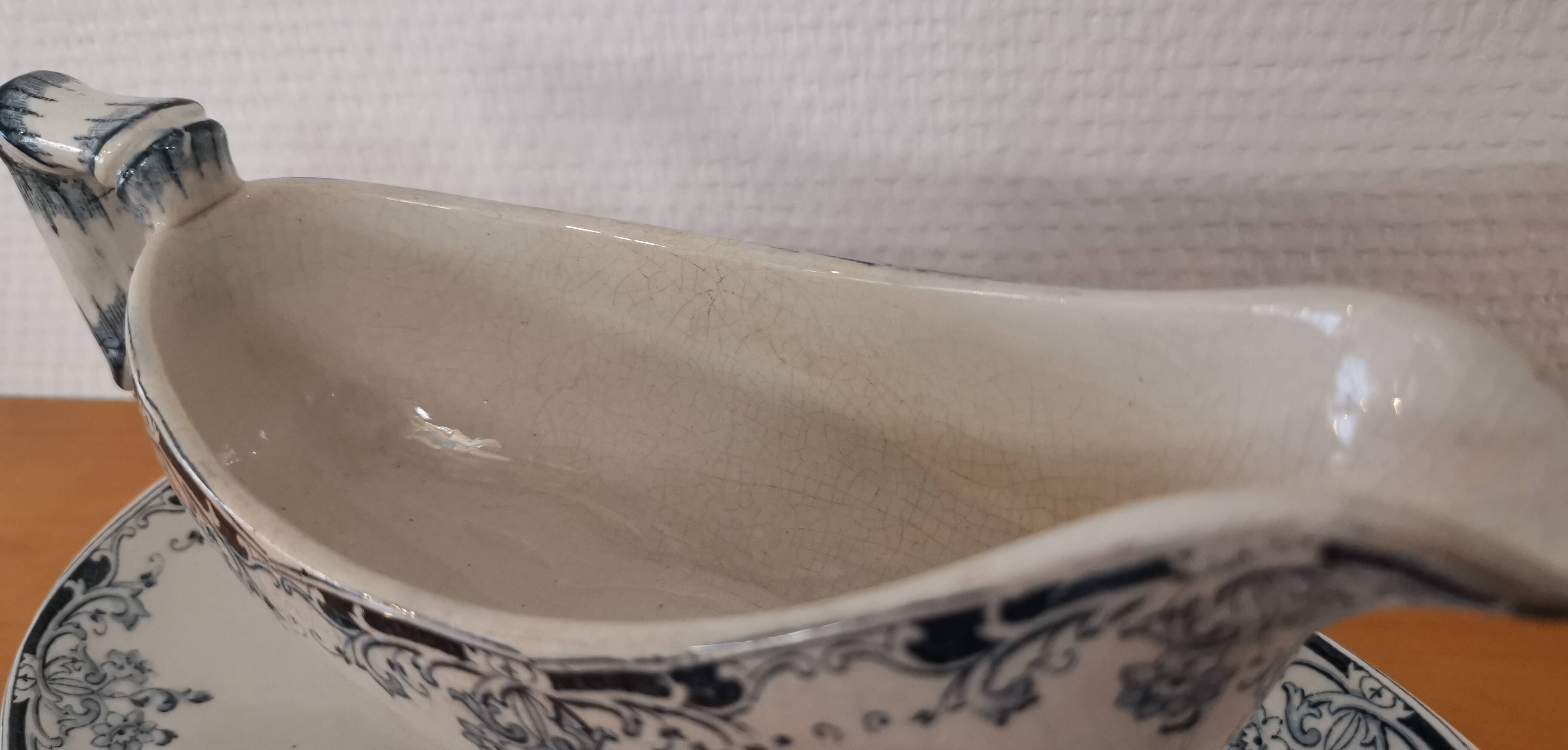 Gravy boat on foot in blue/green iron clay model "Mignon", H & Cie Sarreguemines