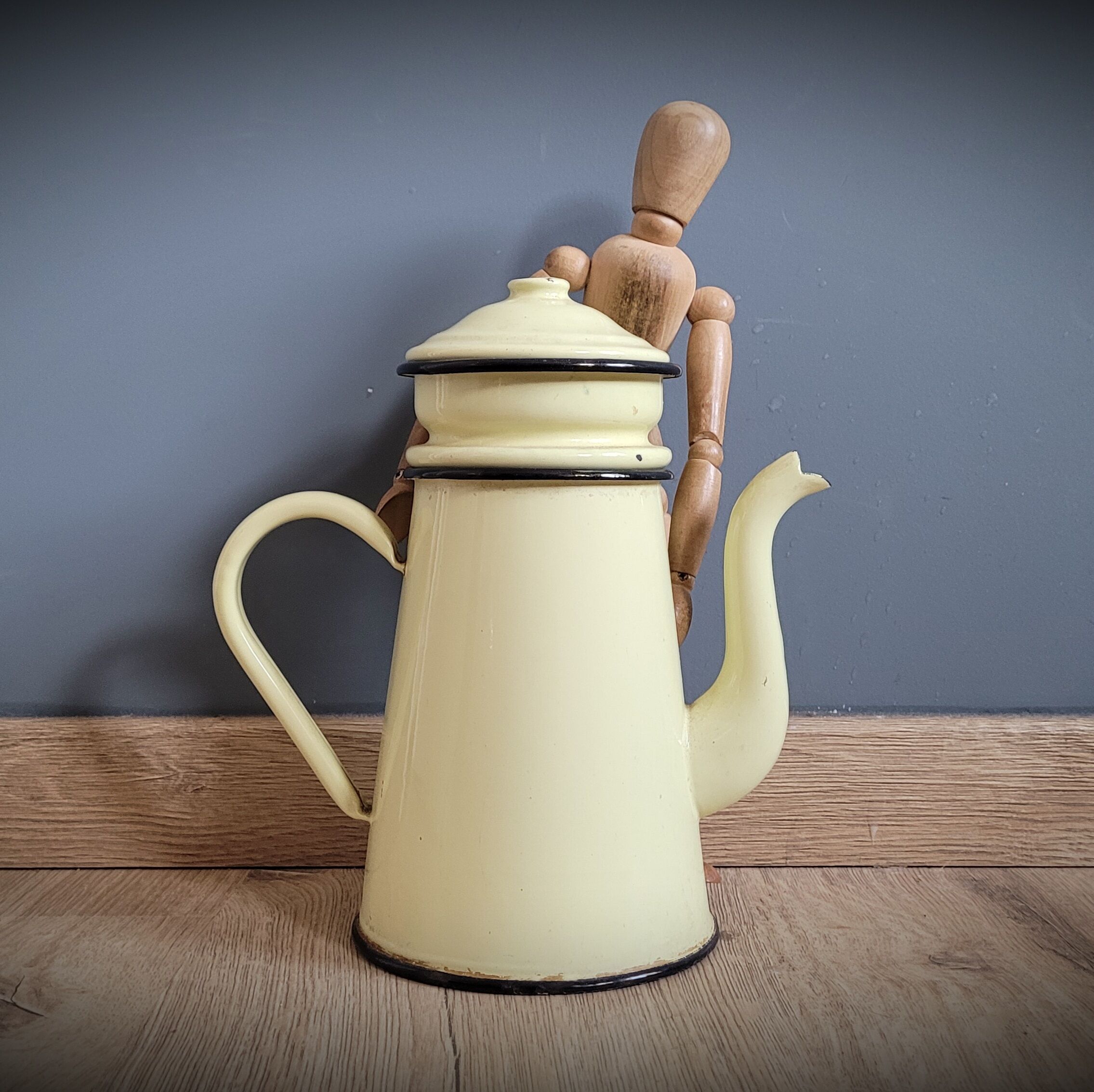 Enamelled yellow coffee maker